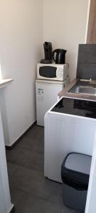 una cocina con estufa y fregadero en My Sweet Home City, en Düsseldorf