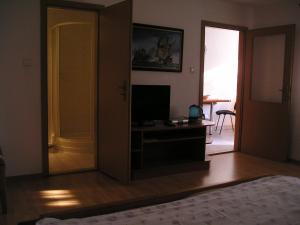 利普托斯基托諾維茲的住宿－PRIVAT EVA - Mgr. Rastislav Mikuláš，一间卧室设有一扇门,可通往一个配有电视的房间