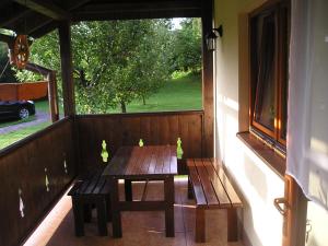 利普托斯基托諾維茲的住宿－PRIVAT EVA - Mgr. Rastislav Mikuláš，门廊设有木桌和窗户