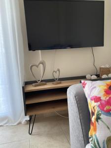 TV a/nebo společenská místnost v ubytování Seaside Apartment in Vergia Chalkidiki