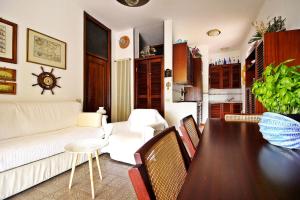 een woonkamer met een tafel en een bank bij MAL Portovenere Apartment in Portovenere