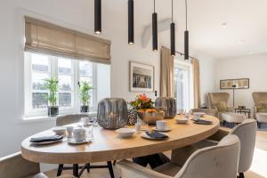 a dining room with a table and chairs at NEU! Ferienhaus Sylt 44 mit eigenem Strandkorb am Strand in Wenningstedt