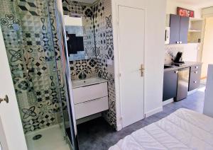a small bathroom with a shower and a sink at Cyllène Port Nature 5 in Cap d'Agde