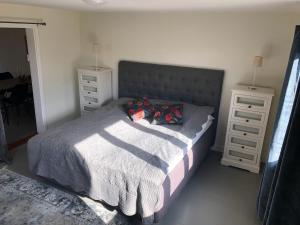 um quarto com uma cama com duas mesas de cabeceira e dois candeeiros em Grindhuset em Skottorp