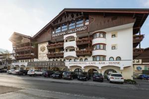 een groot gebouw met auto's geparkeerd voor het bij Das Kaltschmid - Familotel Tirol in Seefeld in Tirol