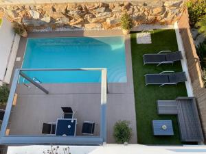 an overhead view of a swimming pool with chairs at Villa La Valiente Roca in Rojales