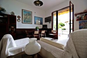 een woonkamer met een witte bank en een tafel bij MAL Portovenere Apartment in Portovenere