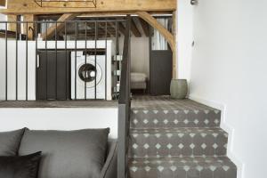 uma sala de estar com uma escada e um sofá em Apartment Saint Germain des Prés by Studio prestige em Paris
