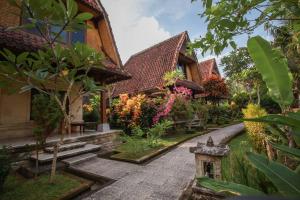 un jardín delante de una casa en Abangan Bungalow, en Ubud