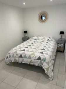 een slaapkamer met een bed en een spiegel aan de muur bij Appartement climatisé avec cour en centre ville in Carpentras