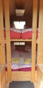 2 Etagenbetten in einem hölzernen Etagenbett in der Unterkunft Mini Hotel Übernachten Im Gurkenfass in Lübbenau