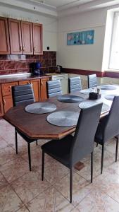 stół jadalny z krzesłami i kuchnia w obiekcie Lucky Cat w Nowej Leśnej