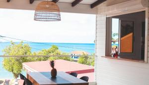un patio con tavolo e vista sull'oceano di KAZANTILLAISE STE LUCE T3 a Sainte-Luce