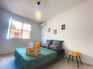 una camera da letto con un letto con una borsa sopra di KAZANTILLAISE STE LUCE T3 a Sainte-Luce