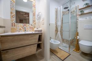 La salle de bains est pourvue d'une douche, de toilettes et d'un lavabo. dans l'établissement B&B Le Casette Chieti, à Chieti
