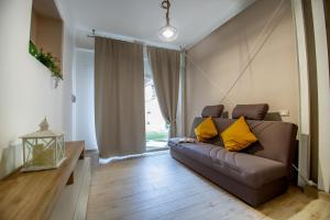 - un salon avec un canapé et des oreillers jaunes dans l'établissement B&B Le Casette Chieti, à Chieti