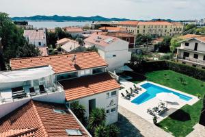 eine Luftansicht eines Hauses mit Pool in der Unterkunft Holiday Home Apartments Bellamare in Zadar