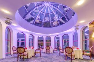 A restaurant or other place to eat at Grand Hotel Sveti Vlas