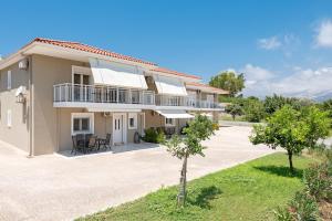 a villa with a view of the courtyard at Lagadi Apartment 8 in Lassi