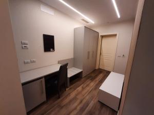 Μια τηλεόραση ή/και κέντρο ψυχαγωγίας στο STOP&GO Suites and Apartments