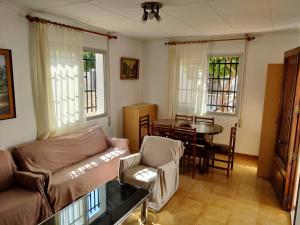 - un salon avec un canapé et une table dans l'établissement Casa CHALET INDEPENDIENTE en CALLE PRIVADA, à Los Mártires