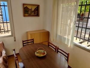 - une table à manger avec un bol de fruits dans l'établissement Casa CHALET INDEPENDIENTE en CALLE PRIVADA, à Los Mártires