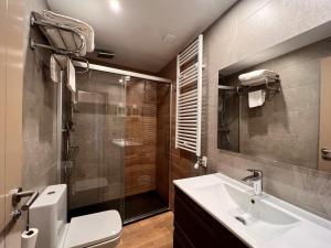 Koupelna v ubytování Apartamentos Casa Roldan + 31 fotografií