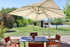 Bazén v ubytování Agriturismo La Fattoria nebo v jeho okolí