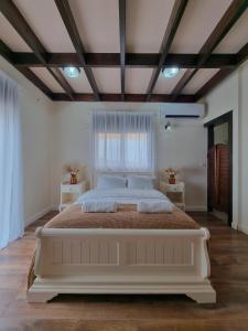 1 cama blanca grande en una habitación con 2 mesas en Savannah suite en ‘Isfiyā