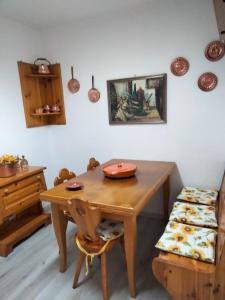 ein Esszimmer mit einem Holztisch und einem Stuhl in der Unterkunft La Moresca - Casa Vacanze in Poggio Mirteto