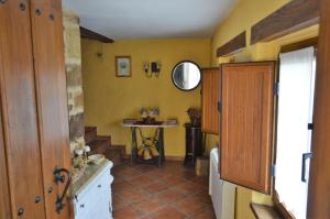 d'une salle de bains avec des murs jaunes et une table. dans l'établissement Casa acogedora en pueblo de montaña, à Loma Somera