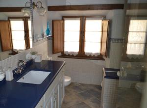 une salle de bain avec un lavabo et des toilettes dans l'établissement Casa acogedora en pueblo de montaña, à Loma Somera 11 autres photos