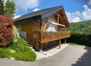 Cabaña de madera con terraza y balcón en chalet a la campagne en Coise-Saint-Jean-Pied-Gauthier