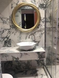 łazienka z umywalką i lustrem w obiekcie Ellinis Hotel w Chanii