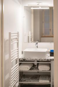 Phòng tắm tại Appartement R1 T2 Rodez Centre Historique