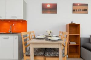 Kuchyňa alebo kuchynka v ubytovaní Apartamenty Bursztynowe V by Noclegi Renters
