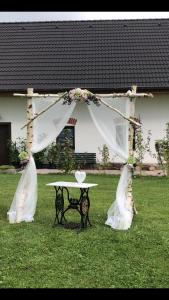 Hotel Castle Mlýn Maděrovka外面的花园
