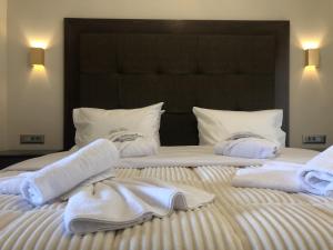 Postel nebo postele na pokoji v ubytování Ellinis Hotel