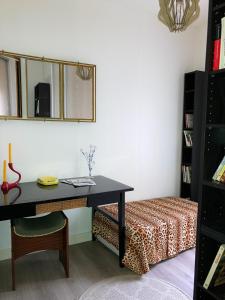 a desk in a room with a chair and a mirror at Le Central Victoria V -Central Point -55m2 in Nancy