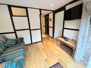 uma sala de estar com um sofá e uma mesa em Swan House Tea Room and Bed & Breakfast em Lydney