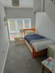 a bedroom with a bed and a window at Beautiful 1-Bed Riversi Cottage Located in Malpas in Truro