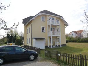 una macchina nera parcheggiata di fronte a una casa di Bernsteinhaus Wohnung 3 mit 2 Balkonen & Kamin a Kolpinsee