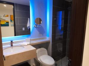 a bathroom with a sink and a toilet and a shower at Zi One Luxury Hotel in Pereira