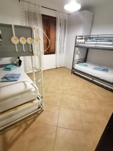 Poschodová posteľ alebo postele v izbe v ubytovaní Apt Palau - 250mt dalla spiaggia/250mt from beach!