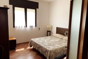 Un dormitorio pequeño con una cama y una ventana. en Fraschi Countryhouse, en Carpignano Salentino