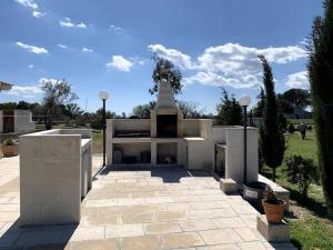 un edificio con un monumento encima en Fraschi Countryhouse, en Carpignano Salentino 16 fotos más