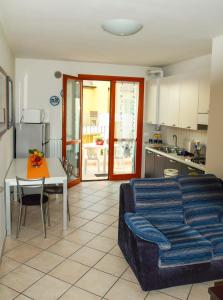 A kitchen or kitchenette at Appartamento in residence Lighthouse