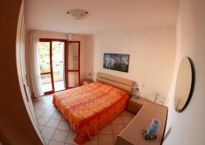 A bed or beds in a room at Appartamento in residence Lighthouse