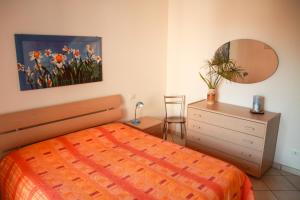A bed or beds in a room at Appartamento in residence Lighthouse