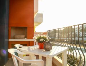 A balcony or terrace at Appartamento in residence Lighthouse